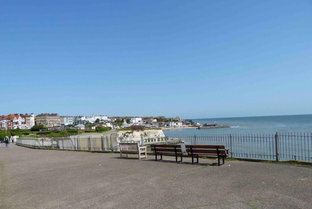 Appartement Amazing Sea Views And Much More…. à Broadstairs Extérieur photo
